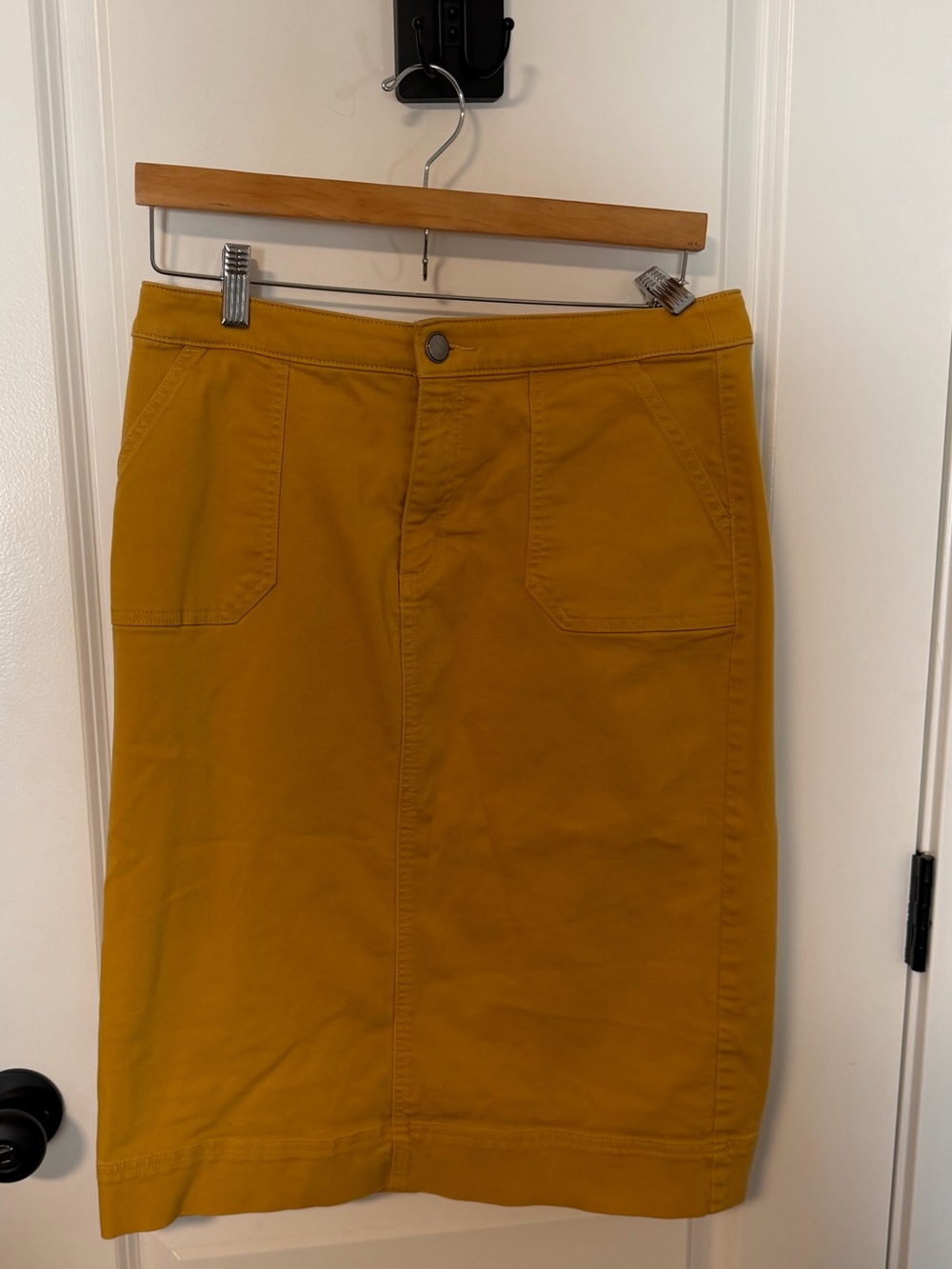Christopher & Banks woman’s Mustard yellow skirt w/ pockets size 6 midi